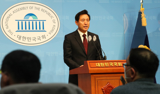 오세훈 국민의힘 서울시장 보궐선거 후보가 23일 국회 소통관에서 야권단일후보 확정 소감을 밝히는 기자회견을 하고 있다.[사진=연합뉴스]